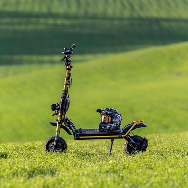 Kaabo Wolf King GTR 4000w 72v 35ah Li Gold Twin Motor Electric Scooter (IPX5)